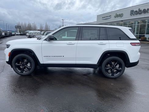 New 2025 Jeep Grand Cherokee Limited w/ Luxury Tech Group II image 2