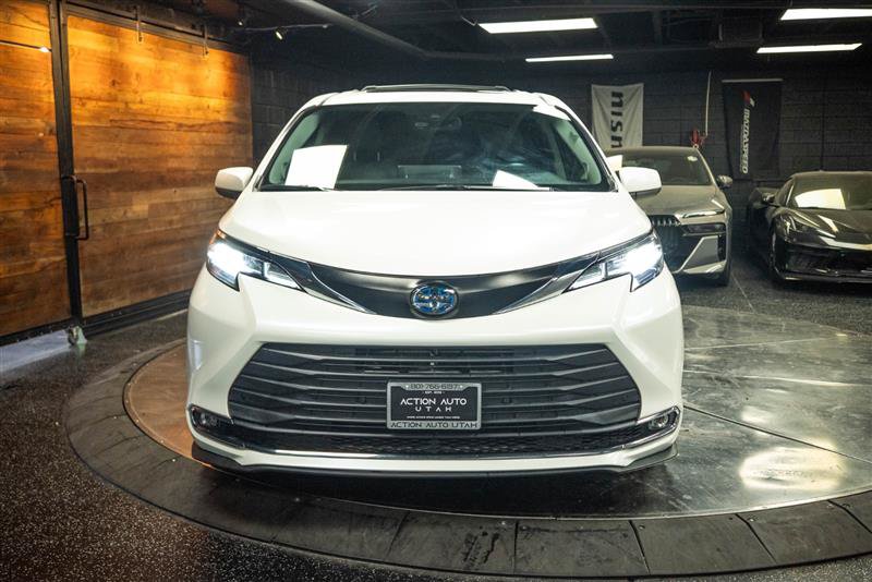 Used 2021 Toyota Sienna XLE w/ XLE Plus Package FWD image 4