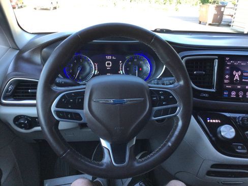 Used 2020 Chrysler Pacifica Touring-L Plus FWD image 19