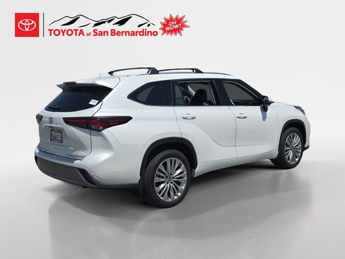 Certified 2025 Toyota Highlander Platinum AWD/4WD image 5