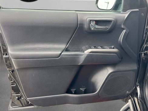 Used 2022 Toyota Tacoma TRD Off-Road image 24