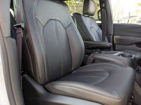 New 2026 Chrysler Pacifica Select image 40