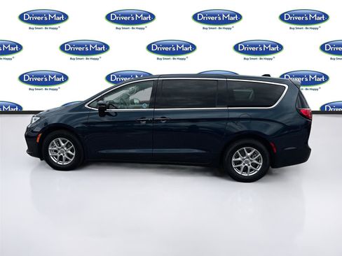 Used 2023 Chrysler Pacifica Touring-L FWD image 4