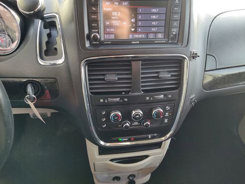 Used 2018 Dodge Grand Caravan SE w/ UConnect Hands-Free Group image 24