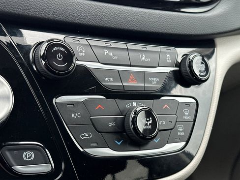 Used 2024 Chrysler Pacifica Touring-L image 22