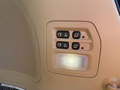 Used 2020 Lexus LX 570 4WD w/ Luxury Package image 26