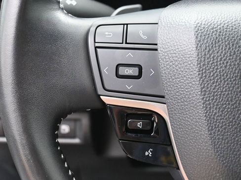 Used 2025 Toyota Camry SE image 18