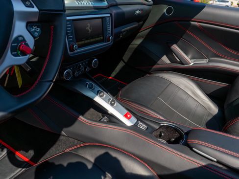 Used 2017 Ferrari California T RWD image 61