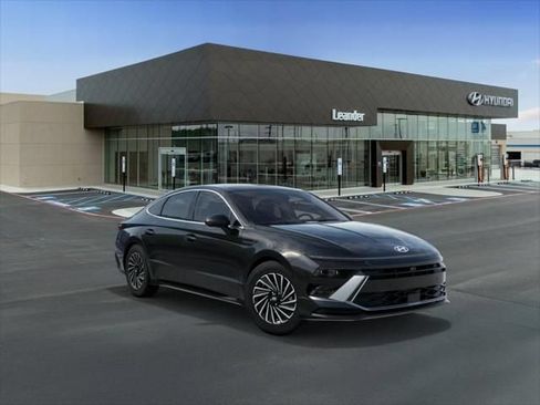 Used 2025 Hyundai Sonata Limited FWD image 2