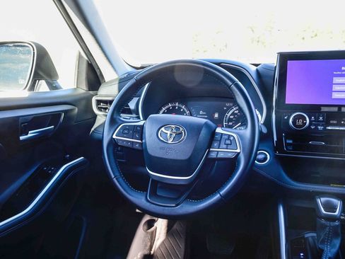 Certified 2025 Toyota Highlander XLE image 18