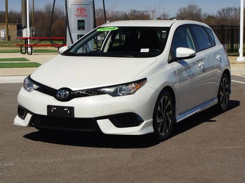 Used 2018 Toyota Corolla iM w/ Carpet Mat Package (TMS) image 14