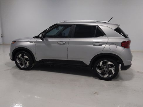 Used 2025 Hyundai Venue SEL FWD image 3