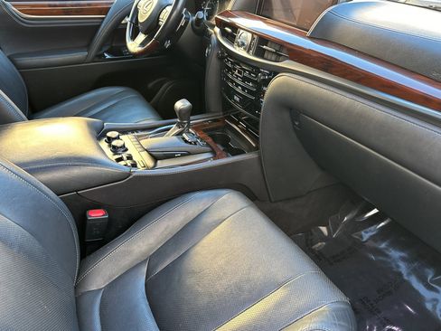 Used 2017 Lexus LX 570 4WD image 18