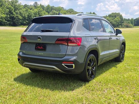 Used 2022 Volkswagen Taos SE w/ Panoramic Sunroof Package FWD image 9