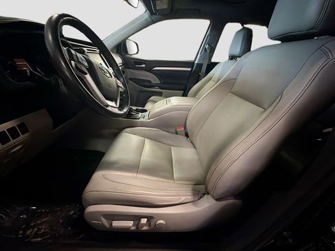 Used 2017 Toyota Highlander XLE AWD/4WD image 13