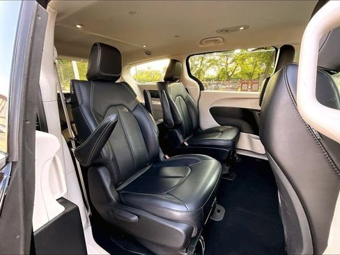 Used 2024 Chrysler Pacifica Limited FWD image 25