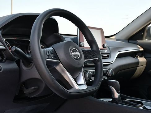 Used 2024 Nissan Altima 2.5 SV FWD image 14