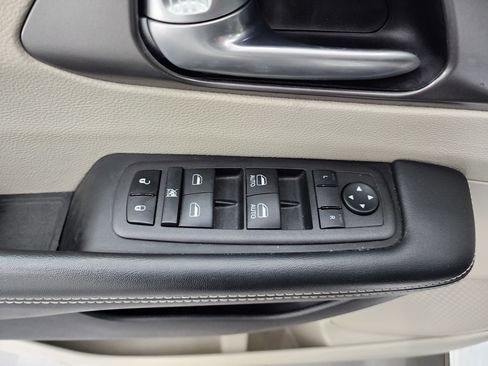 Used 2024 Chrysler Pacifica Touring-L image 37