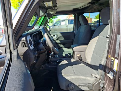 Used 2025 Jeep Wrangler Unlimited Sahara w/ Safety Group AWD/4WD image 13