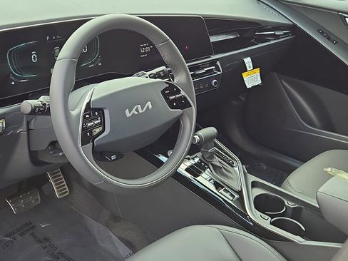 New 2025 Kia Niro EX Touring image 17