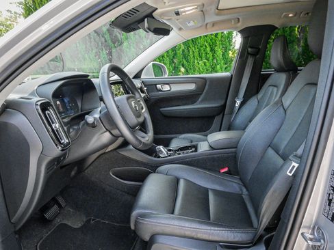 Used 2025 Volvo XC40 B5 Plus AWD/4WD image 7