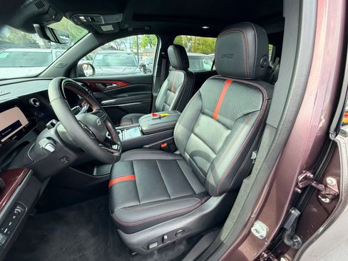 Used 2024 Chevrolet Traverse RS AWD/4WD image 11