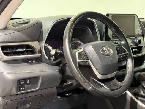 Used 2023 Toyota Highlander XLE AWD/4WD image 17