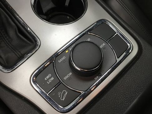 Used 2020 Jeep Grand Cherokee Altitude AWD/4WD image 23