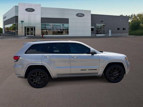 Used 2019 Jeep Grand Cherokee Altitude AWD/4WD image 10