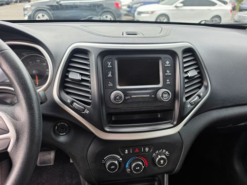 Used 2018 Jeep Cherokee Latitude AWD/4WD image 17