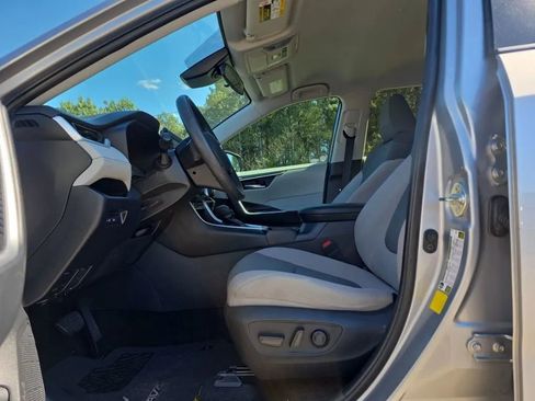 Used 2021 Toyota RAV4 XLE image 15