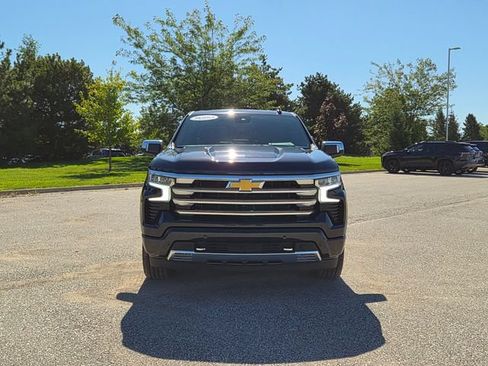 Used 2022 Chevrolet Silverado 1500 High Country w/ High Country Premium Package AWD/4WD image 2