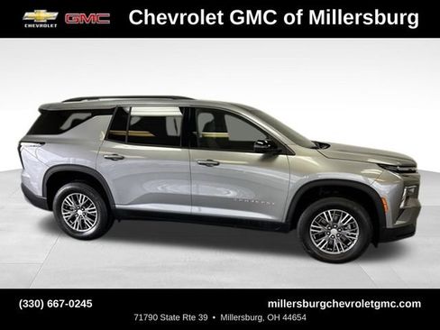 Used 2025 Chevrolet Traverse LT FWD image 3