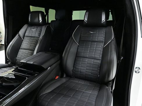 Used 2025 Cadillac Escalade ESV V image 16