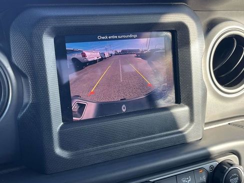 Used 2022 Jeep Gladiator Sport image 29