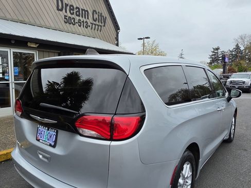 Used 2022 Chrysler Voyager LX FWD image 8