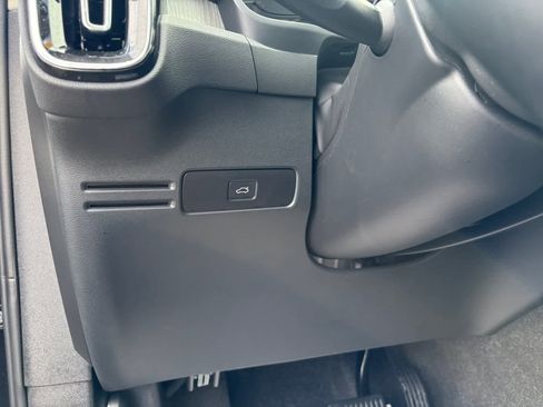 Used 2025 Volvo XC40 B5 Plus image 21