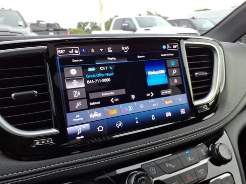 Certified 2025 Chrysler Pacifica Limited FWD image 17