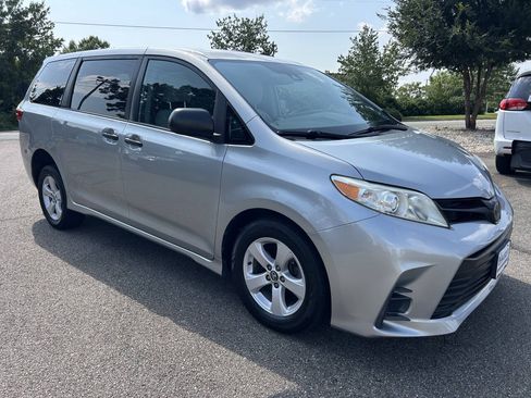 Used 2020 Toyota Sienna L FWD image 13