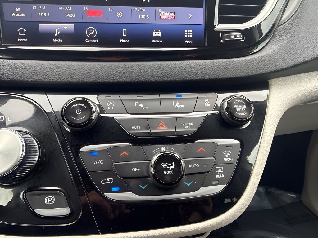 Used 2024 Chrysler Pacifica Touring-L FWD image 16