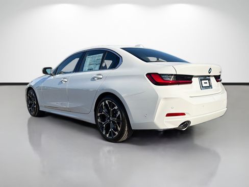 Used 2026 BMW 330i Sedan w/ Parking Assistance Package RWD image 5