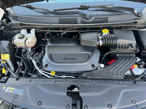Used 2025 Chrysler Pacifica Limited image 37