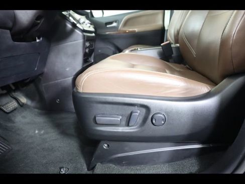 Used 2018 Toyota Sienna Limited Premium w/ Carpet Mat Package image 25