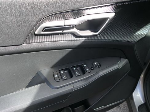 Used 2025 Kia Sportage LX image 19