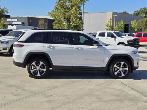 Used 2024 Jeep Grand Cherokee Limited image 7