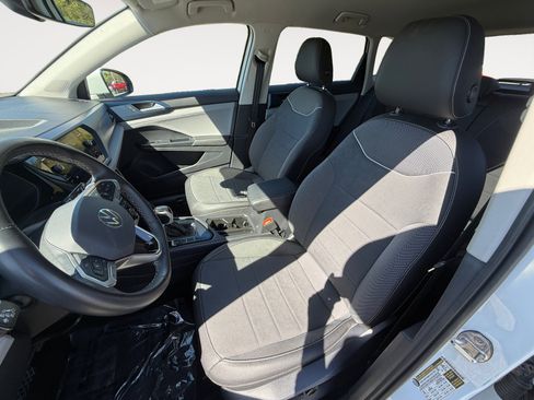 Used 2024 Volkswagen Taos SE image 10