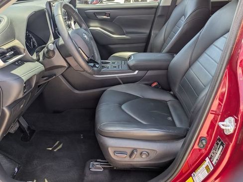 Used 2020 Toyota Highlander XLE AWD/4WD image 14