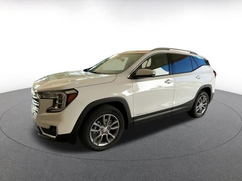 Used 2024 GMC Terrain SLT image 8