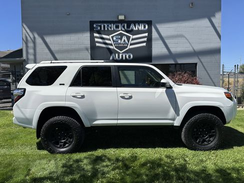 Used 2024 Toyota 4Runner SR5 image 5