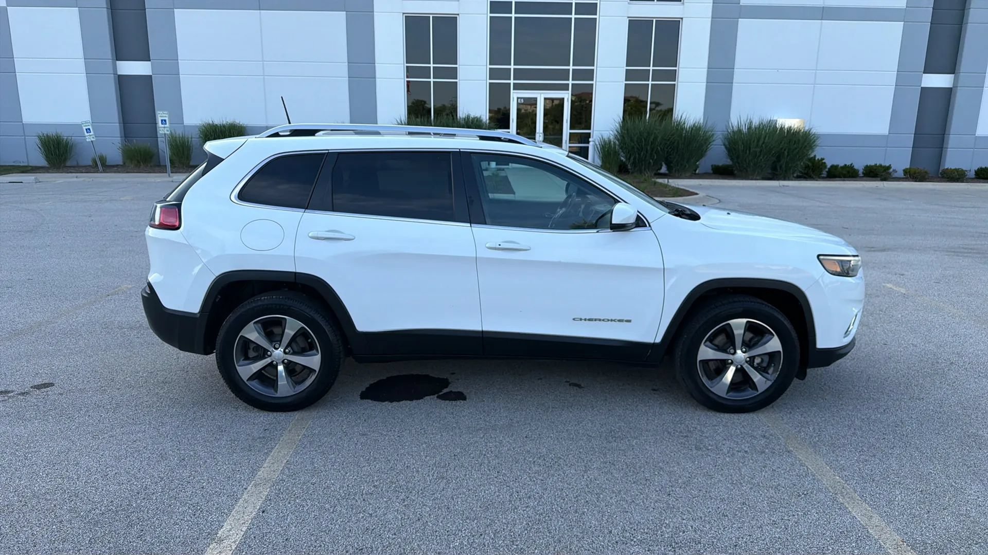 Used 2019 Jeep Cherokee Limited AWD/4WD image 4